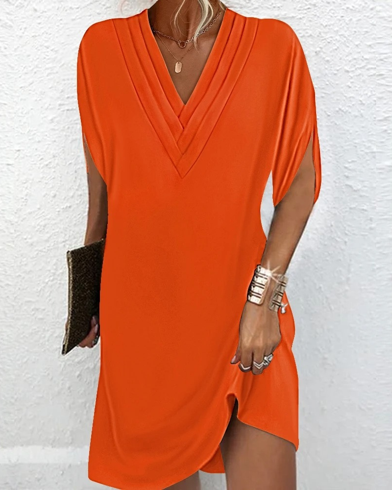 Maya – Dress with a deep V-neck and flared skirt